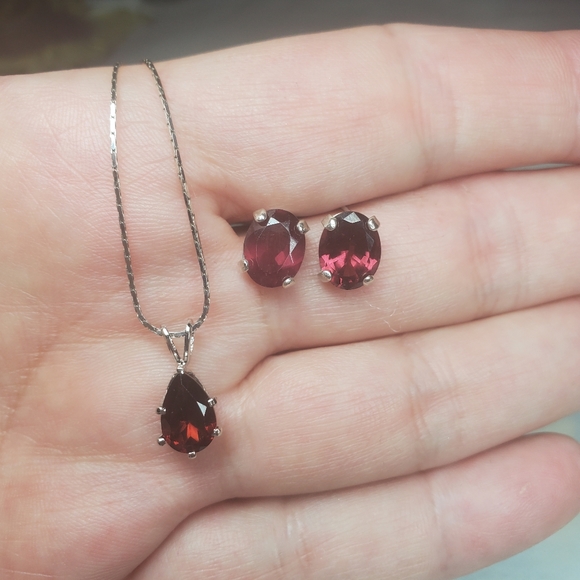 Jewelry - Garnet necklace and earrings set 925